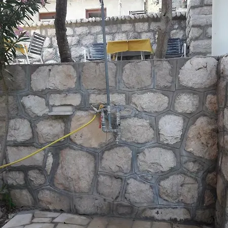 Jadran Konukevi *
